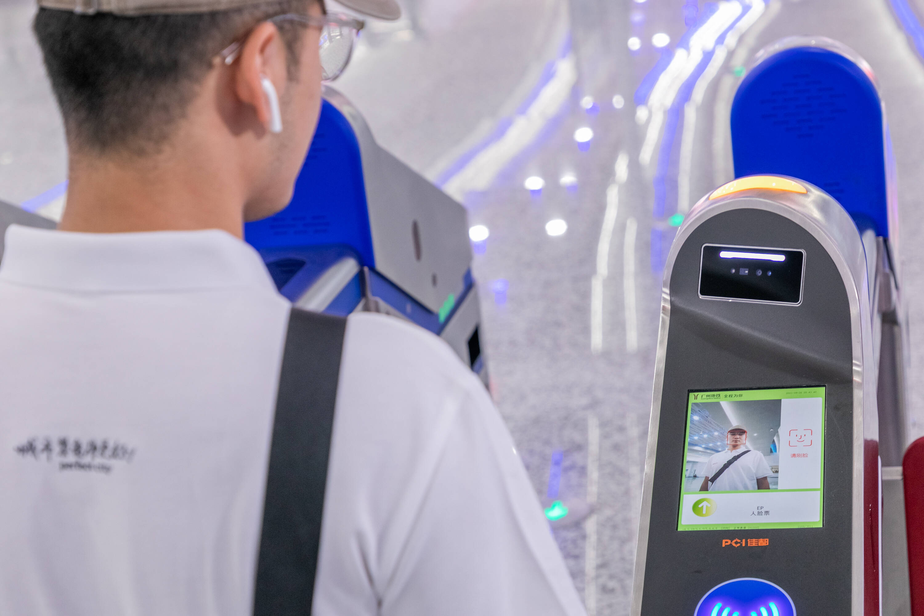 1635217544172385.jpg 人臉識別支持刷臉進閘.jpg